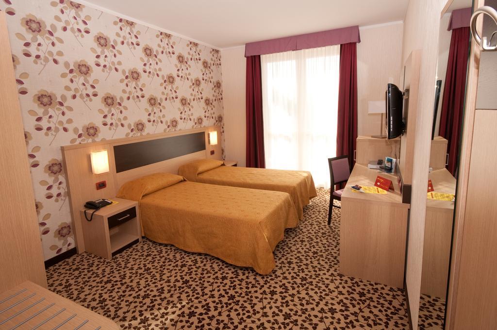 Hotel Brindor Poirino Zewnętrze zdjęcie