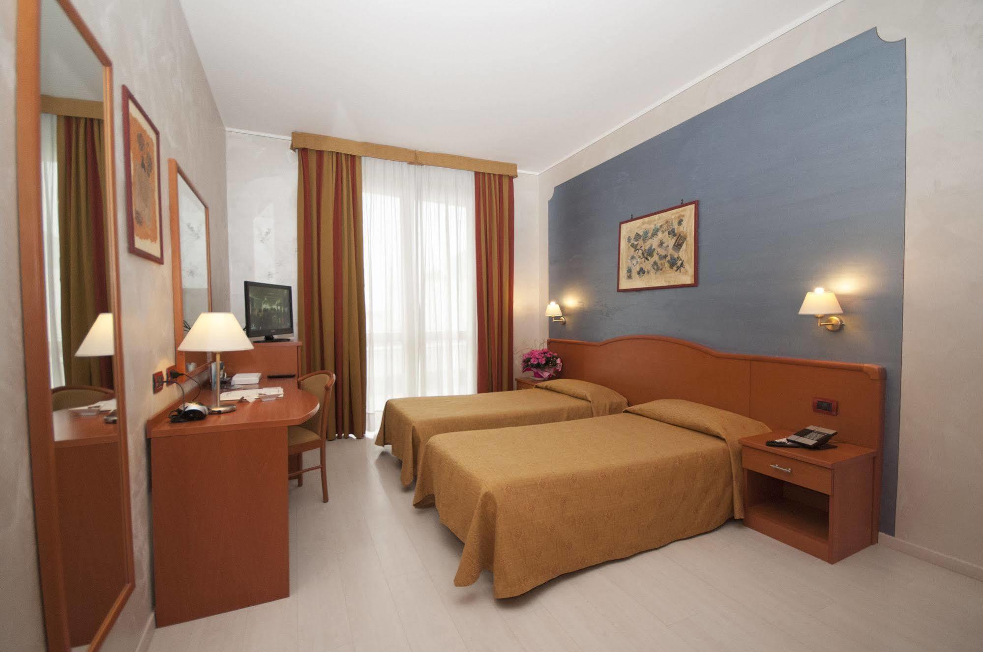 Hotel Brindor Poirino Zewnętrze zdjęcie