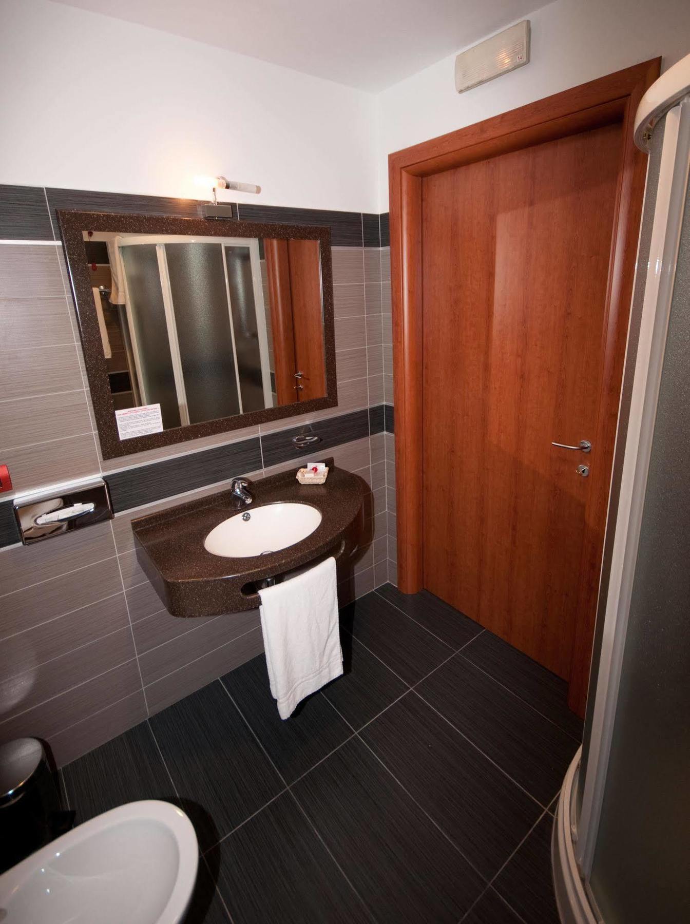 Hotel Brindor Poirino Zewnętrze zdjęcie