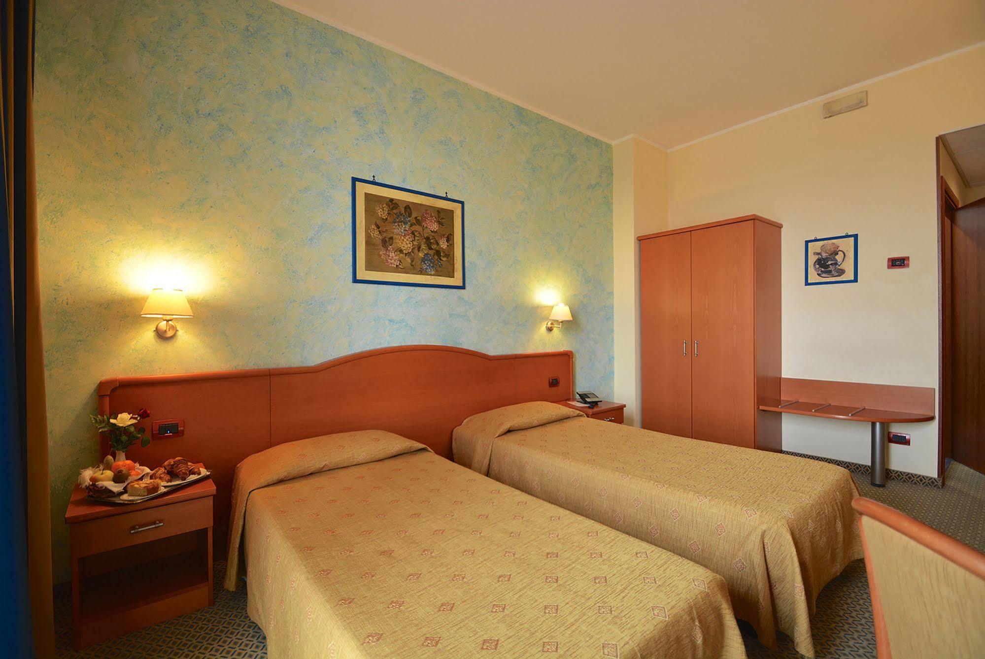 Hotel Brindor Poirino Zewnętrze zdjęcie